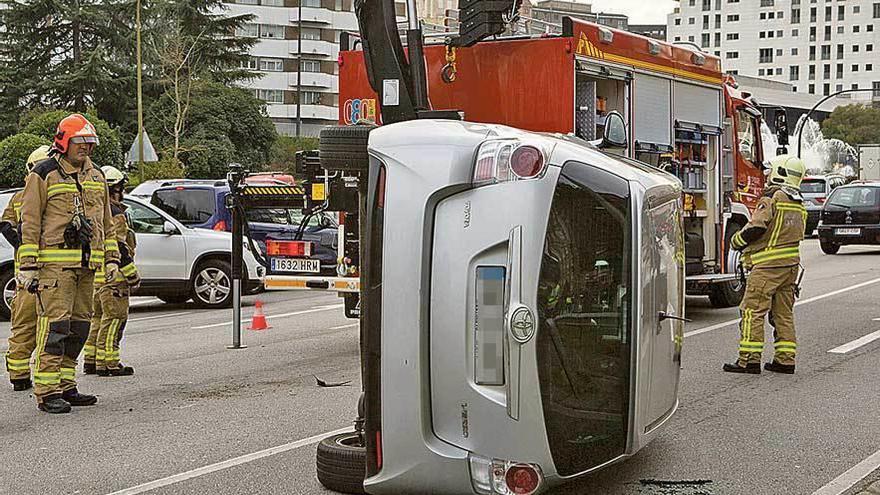 El coche volcado de uno de los conductores heridos en el accidente.