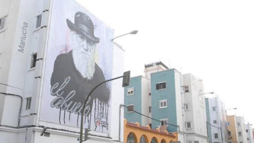 Uno de los murales expuestos en una fachada de un edificio en la calle Zaragoza.