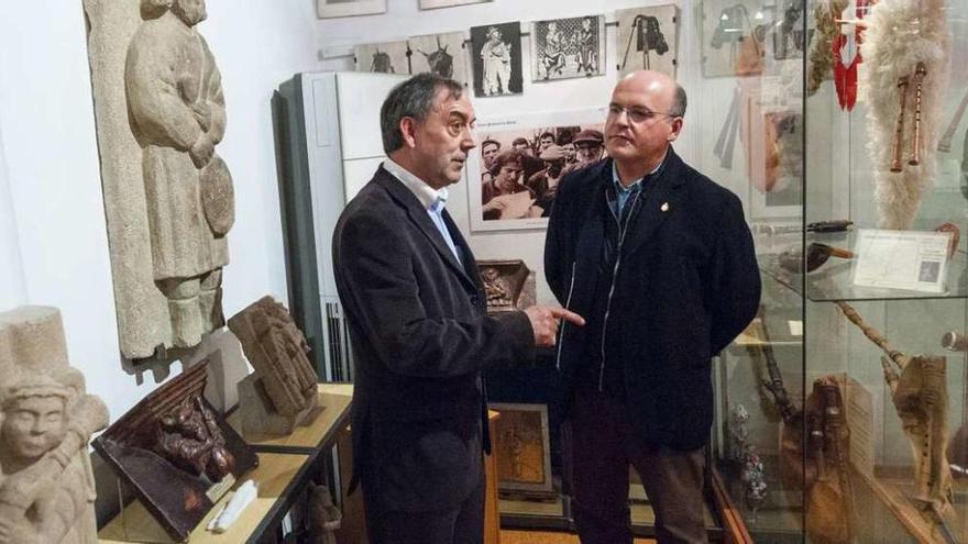 Xosé Lois Foxo, con Manuel Baltar, en el Museo da Cornamusa. // FdV