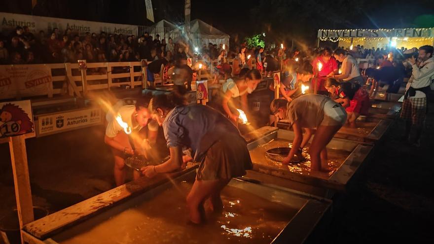 VÍDEO: Así fue el espectacular bateo nocturno con antorchas en Navelgas