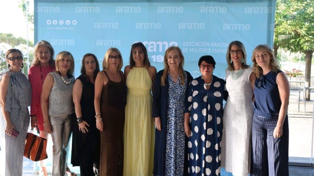 Olga Pinilla, nueva presidenta de Arama (en el centro), acompañada de la nueva junta directiva de la asociación.