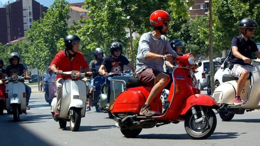 Participants en una trobada d&#039;escúters a la capital del Bages