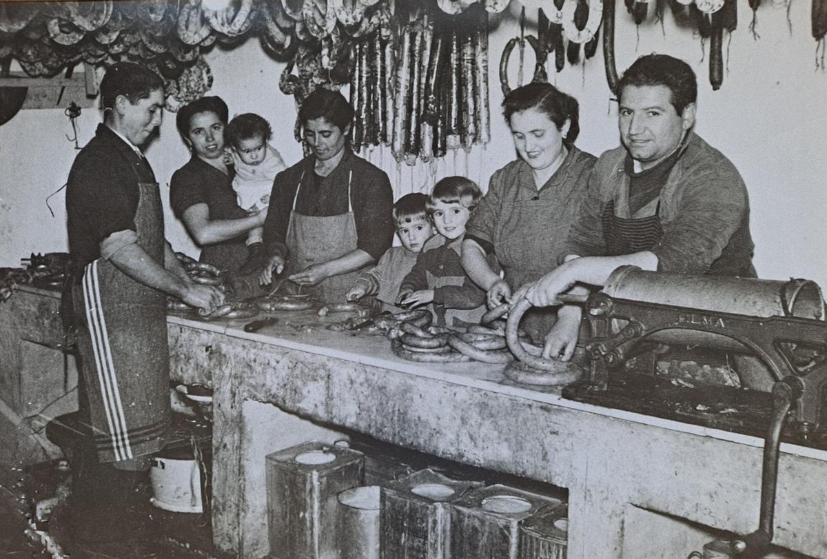 Foto de la familia Ledesma en los orígenes del negocio.
