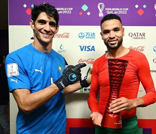 Yassine Bounou, Bono, pese a ser elegido el mejor del partido en el Marruecos - Portugal, le entregó su premio a Youssef En-Nesyri, quien marcó el gol de la victoria marroquí 1-0 ante los lusos