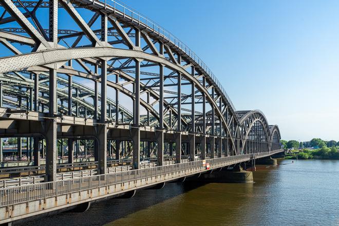 Descubrir los puentes de Hamburgo desde el agua es un verdadero planazo.
