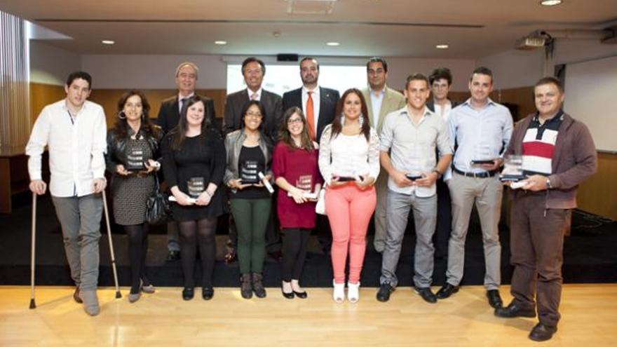 Desde la izquierda: Daniel Ballesta, un familiar representante de Miguel Rodríguez, Carmen García, Rojelyn Samson, Laura Romero, Itzíar María Ramos, Fernando Daniel Grabich, Aday Hernández y Alexis Espino. Arriba, los decanos y docentes de la FEET y la ULPGC. | quique curbelo