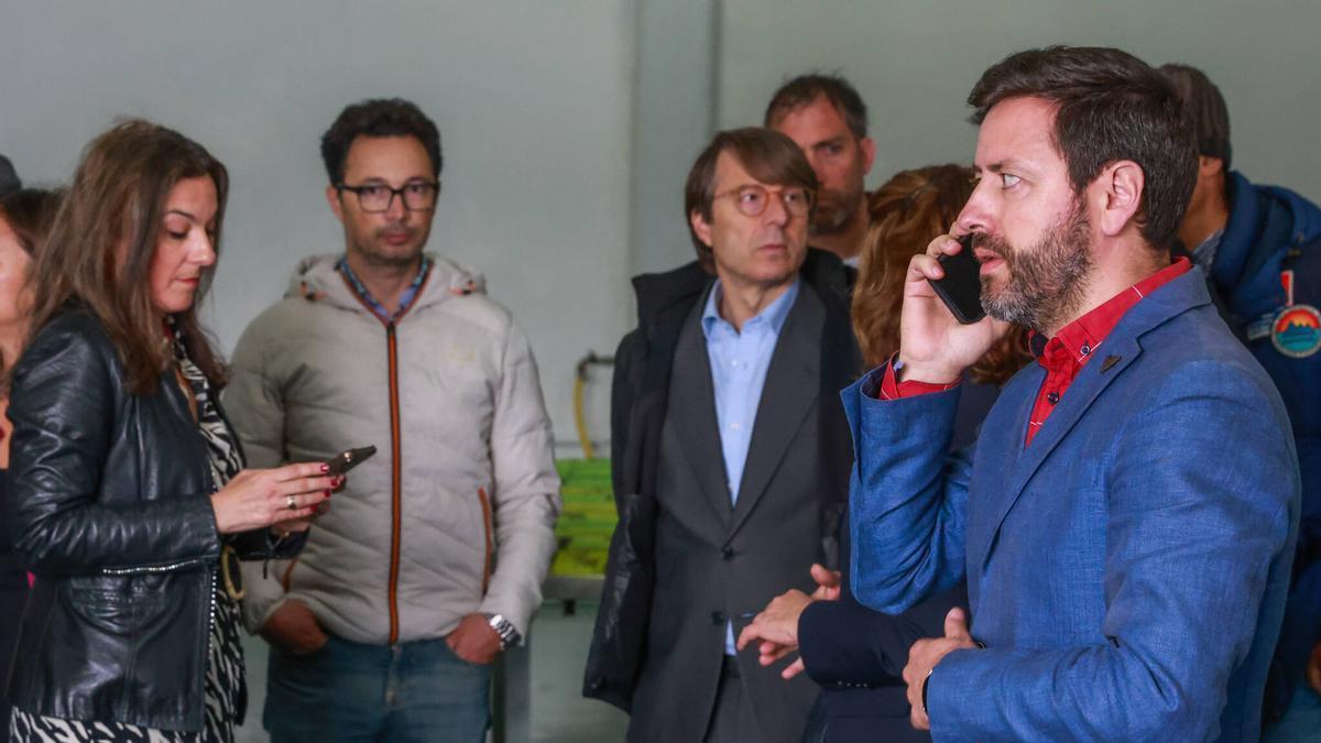 El alcalde en primer plano con Abal Varela y la líder del PP al fondo en una imagen de archivo.