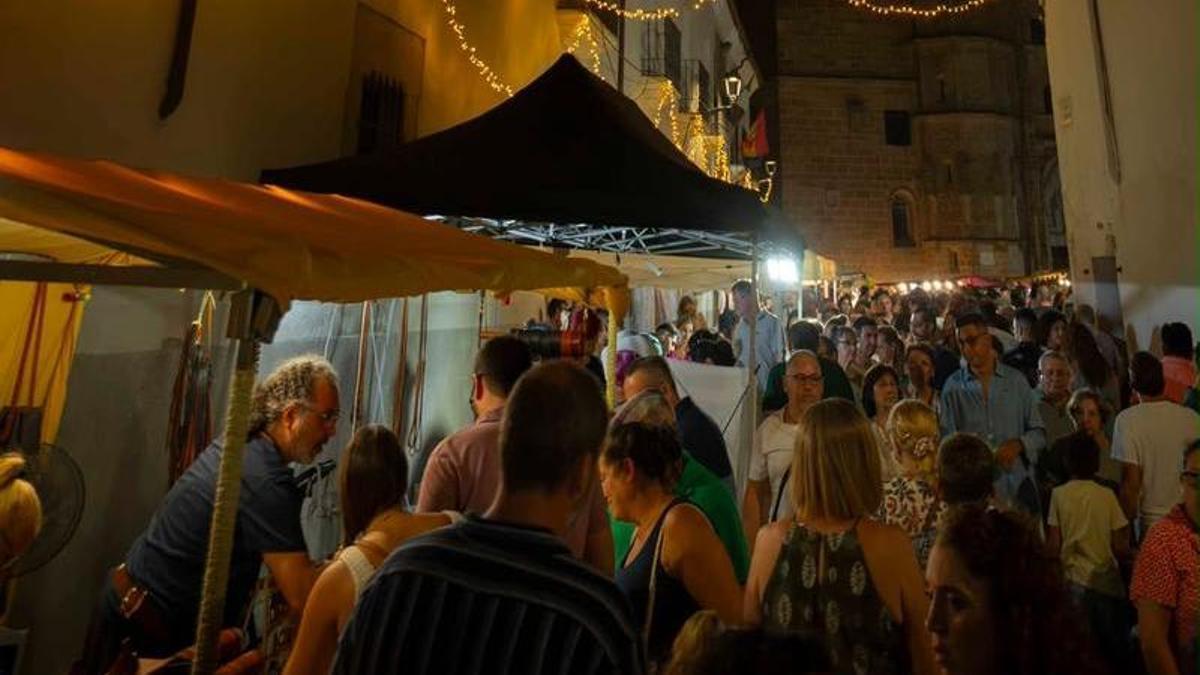 Público en una calle del casco histórico de Coria, en un año anterior.