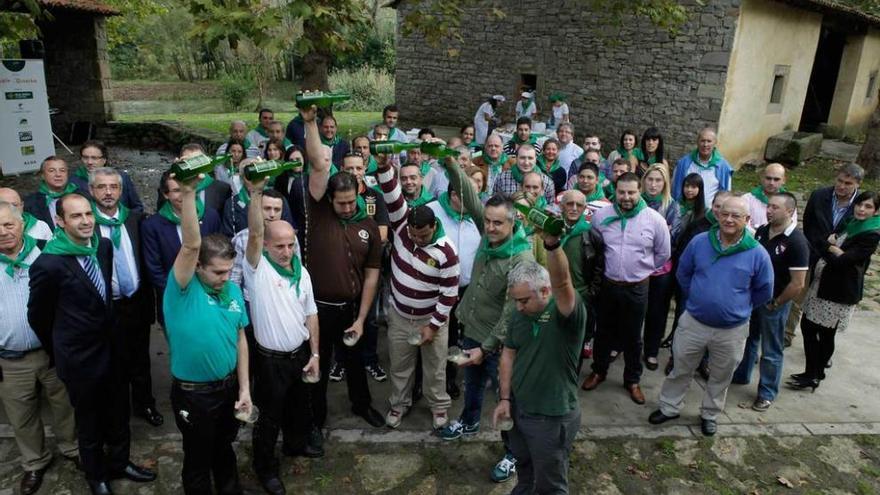 Foto de familia de los organizadores y participantes en &quot;Gijón de sidra&quot; en el Pueblo de Asturias.