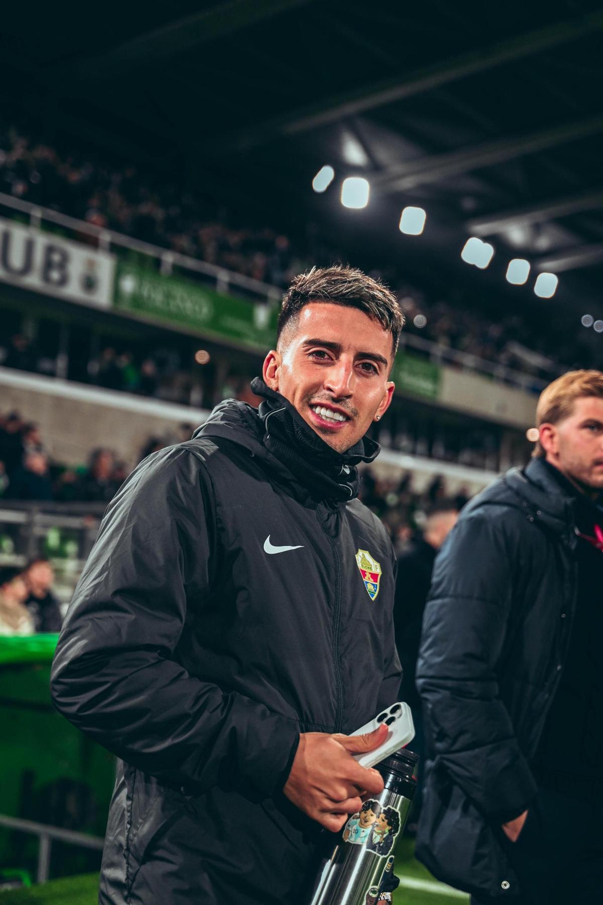 Nicolás Fernández Mercau vestido con la indumentaria del Elche en la previa del Racing - Elche.