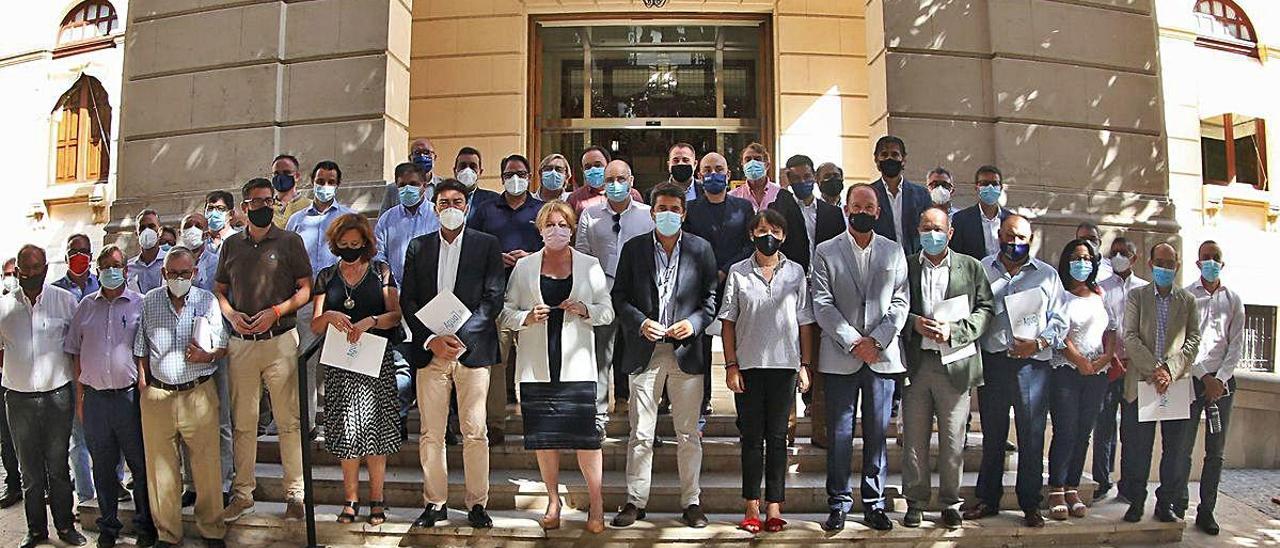 Foto de familia de la Comisión Provincial del Agua, ayer, en las puertas de la Diputación .