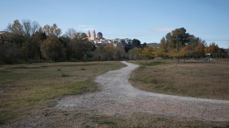 El puente de madera que conecta el casco antiguo de Riba-roja con la zona de esparcimiento.  | FERNANDO BUSTAMANTE