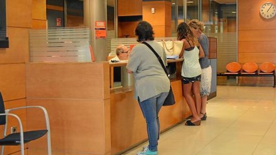 Clients de l&#039;entitat bancària són atesos al mateix taulell on ahir al matí un client havia provat d&#039;atracar aquesta oficina