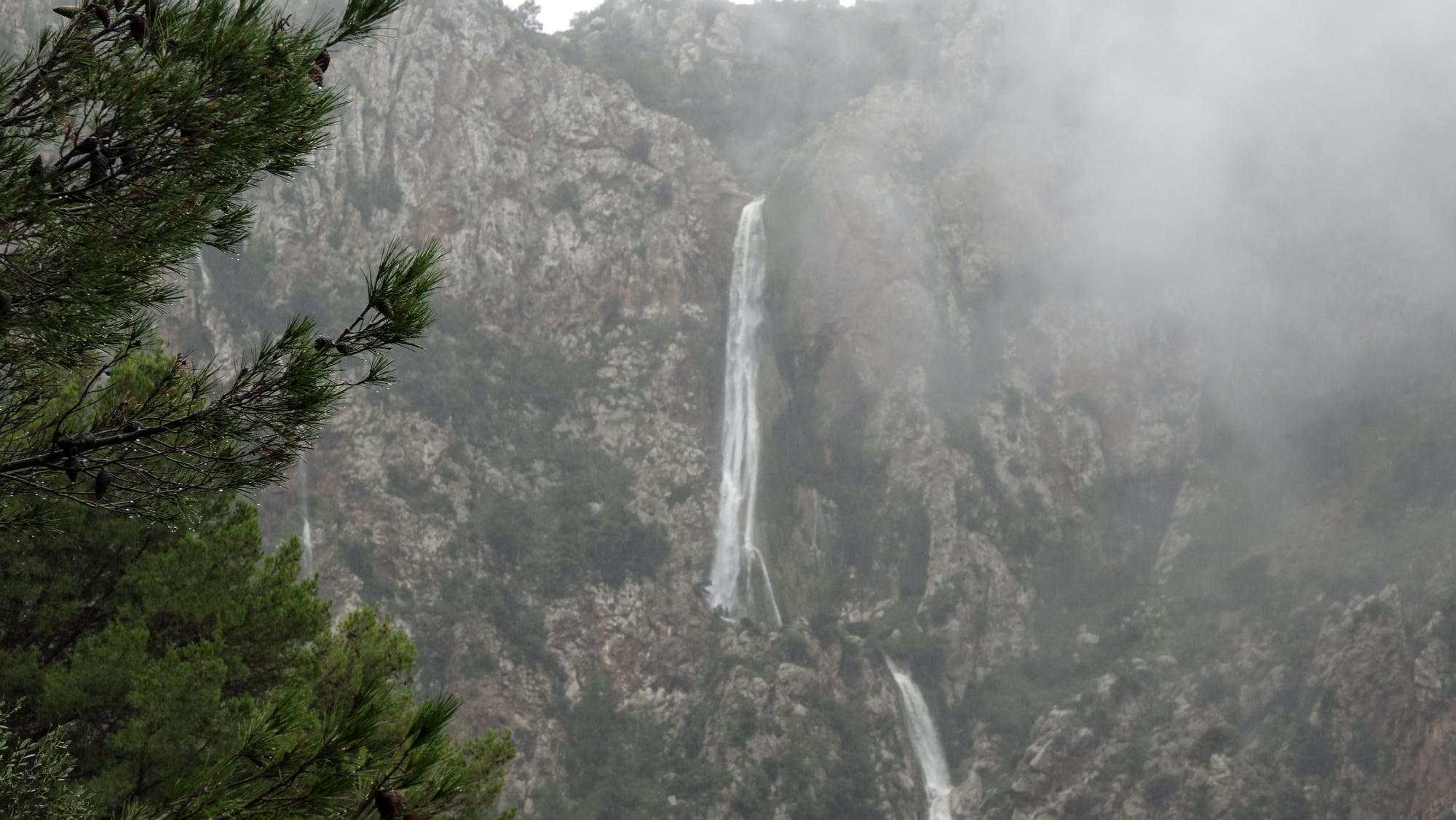 Las lluvias activan el impresionante salto de agua del Torrent des Lli