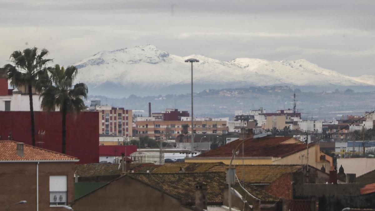 Vista general de València con la Calderona nevada al fondo, en imagen de archivo.