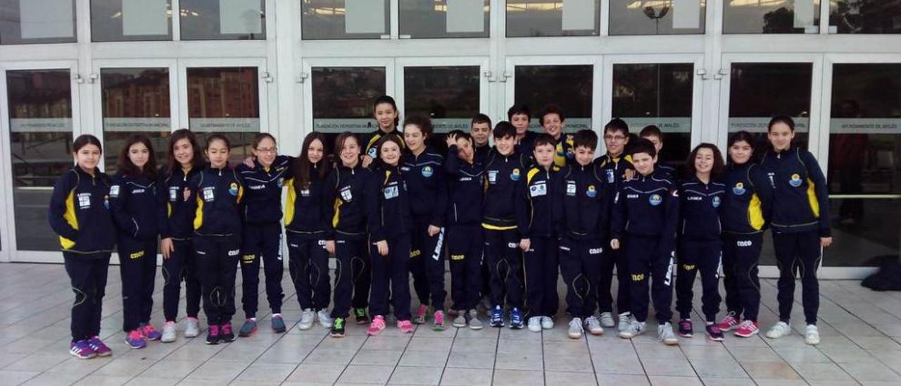 Los nadadores del Club Natación Ciudad de Oviedo que se desplazaron a Avilés.