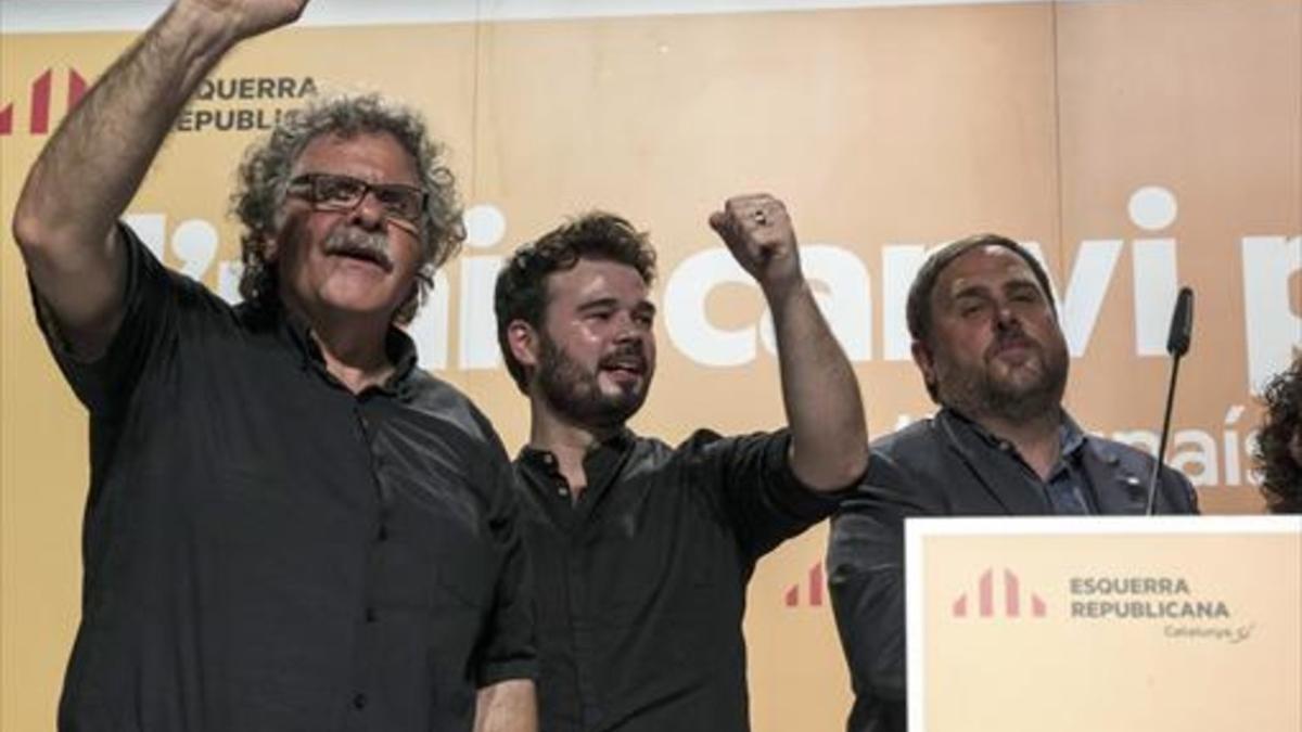 Joan Tardà, Rufián y Junqueras celebran el resultado, anoche, en el Born de Barcelona.