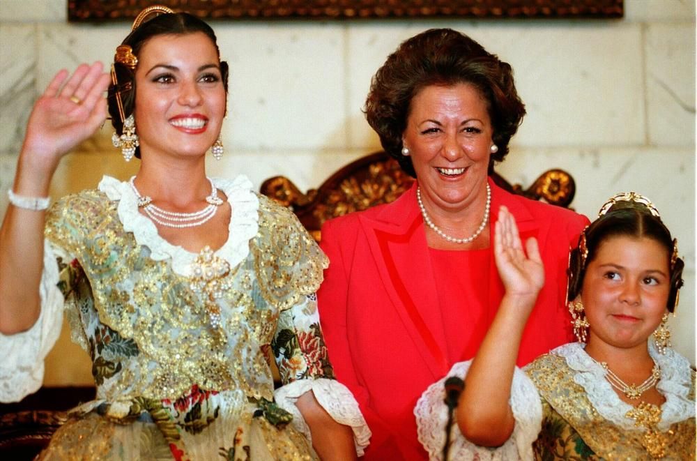 Lola y Paloma, ambas de XVIII y Rita con el «rojo Rita». Meses después, Paloma se atreverá a lucir un XVIII el día de su exaltación. Desde entonces, ninguna otra lo ha hecho.