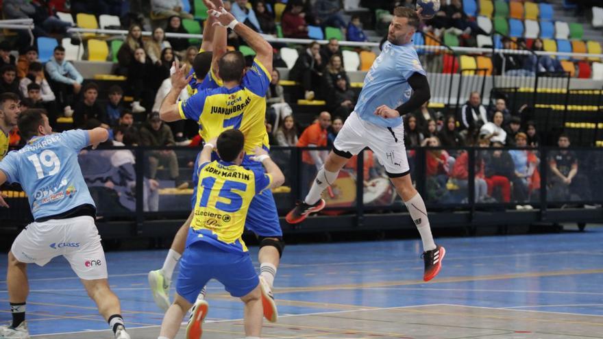 Barrera de jugadores del Caserío de Ciudad Real ante la acción de un celeste.