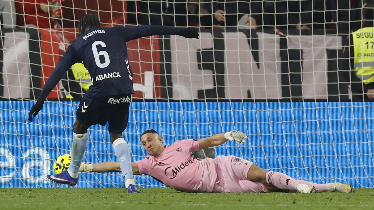 Odysseas Vlachodimos detiene el remate de Ilaix Moriba durante el encuentro correspondiente a la jornada 19 de Laliga EA Sports que disputan hoy lunes Sevilla y Celta en el estadio Sánchez-Pizjuán.