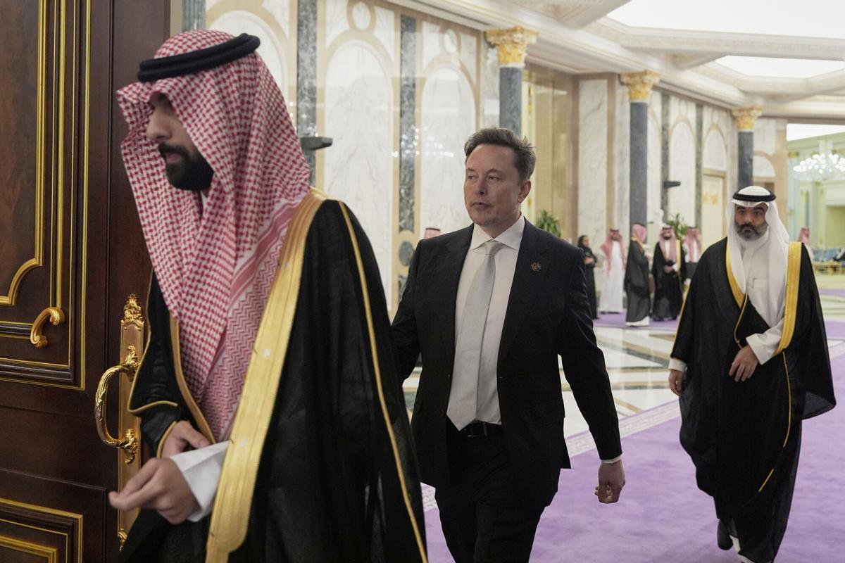 Elon Musk, center, departs a luncheon hosted by Saudi Crown Prince Mohammed bin Salman for President Donald Trump at the Royal Palace in Riyadh, Saudi Arabia, Tuesday, May 13, 2025. (AP Photo/Alex Brandon)