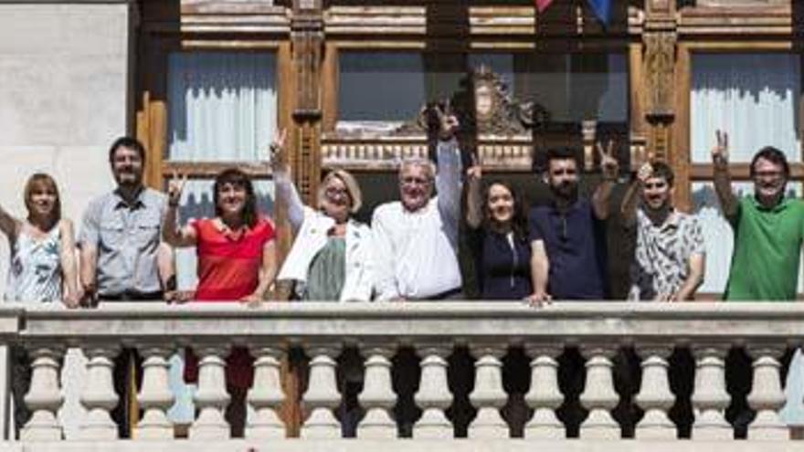 Los nueve concejales de Compromís saludan desde el balcón del Ayuntamiento.