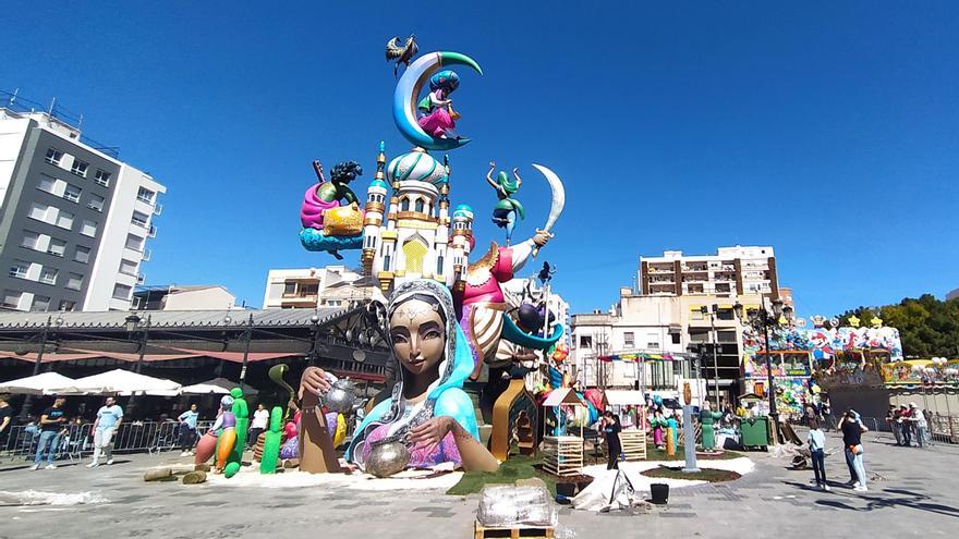 El monumento del Prado, ya plantado en la plaza