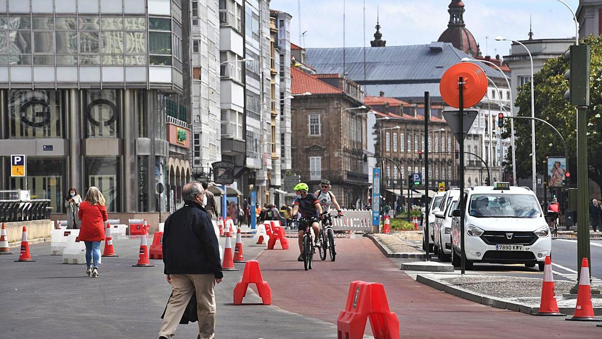 Vecinos paseando por la zona peatonal de los Cantones, aún sin reurbanizar.   | // CARLOS PARDELLAS