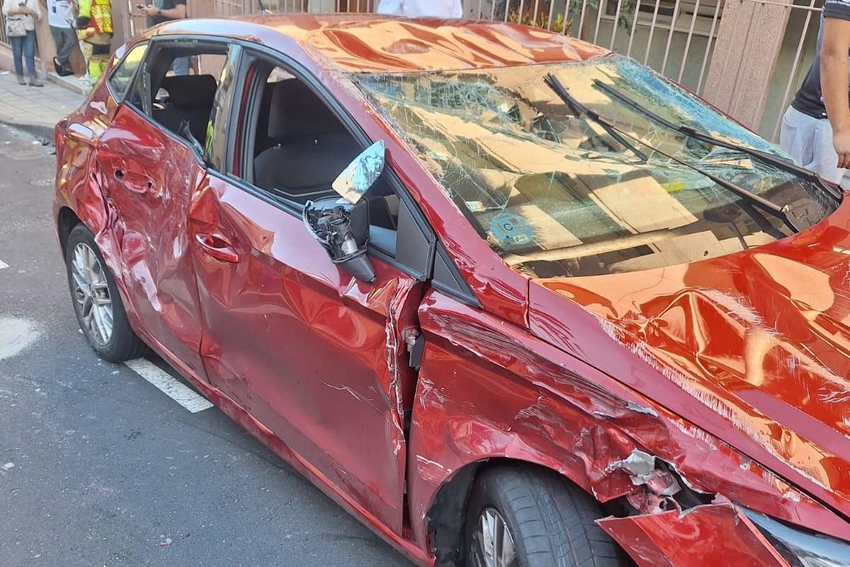 Coche volcado en Las Caletillas