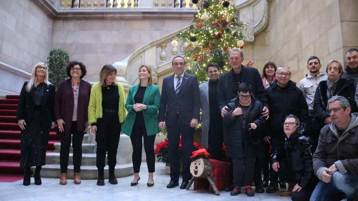 La Mesa del Parlament recibe el 'tió' elaborado por la fundació AMPANS.