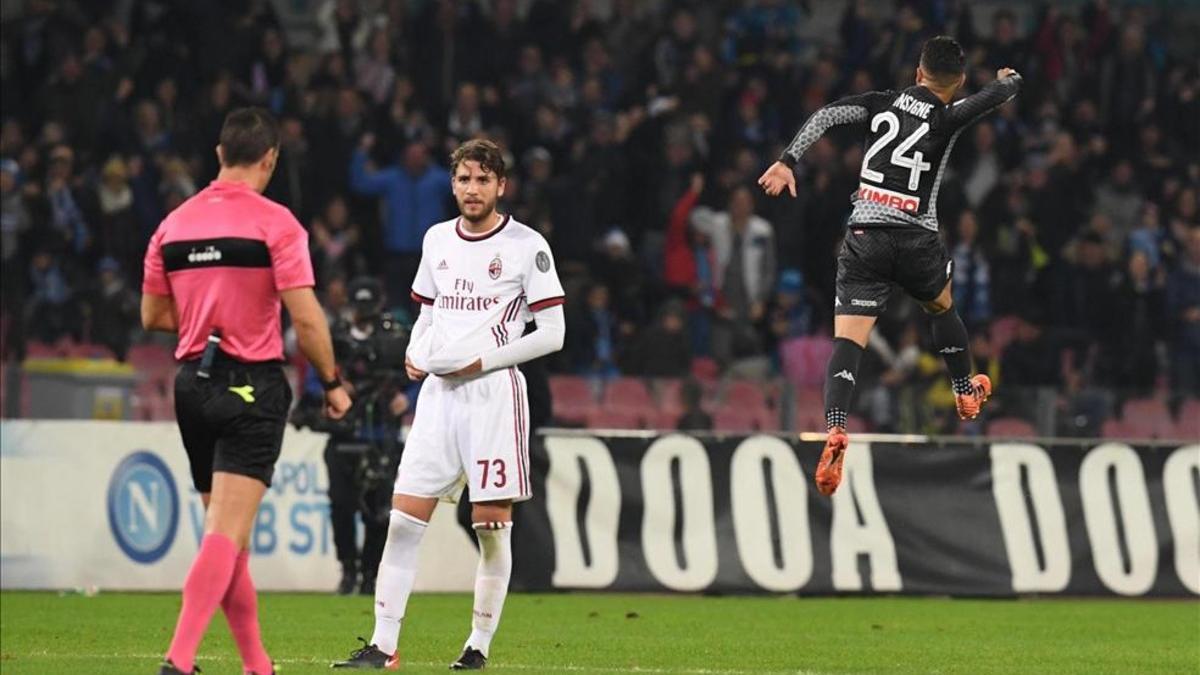 Insigne celebra el gol tras la consulta con el VAR