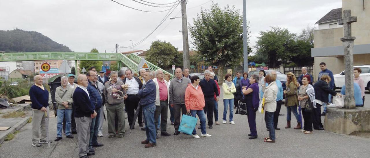 Concentración de vecinos, ayer, en el tramo del barrio de Igrexa, en Chapela. // FdV