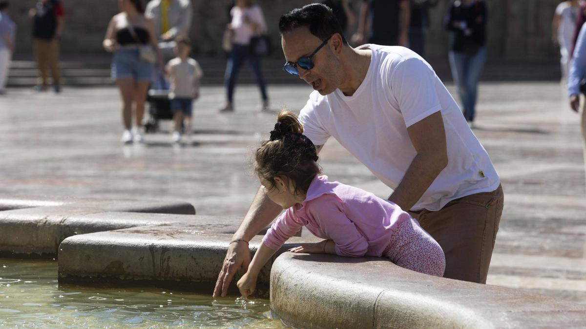 Refrescándose este pasado martes 16 de abril en fuente de la plaza de la Virgen de València, en un día con temperaturas estivales.