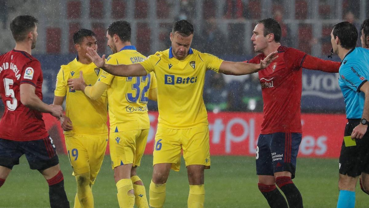 Juan Cala en un partido del Cádiz frente al Osasuna.