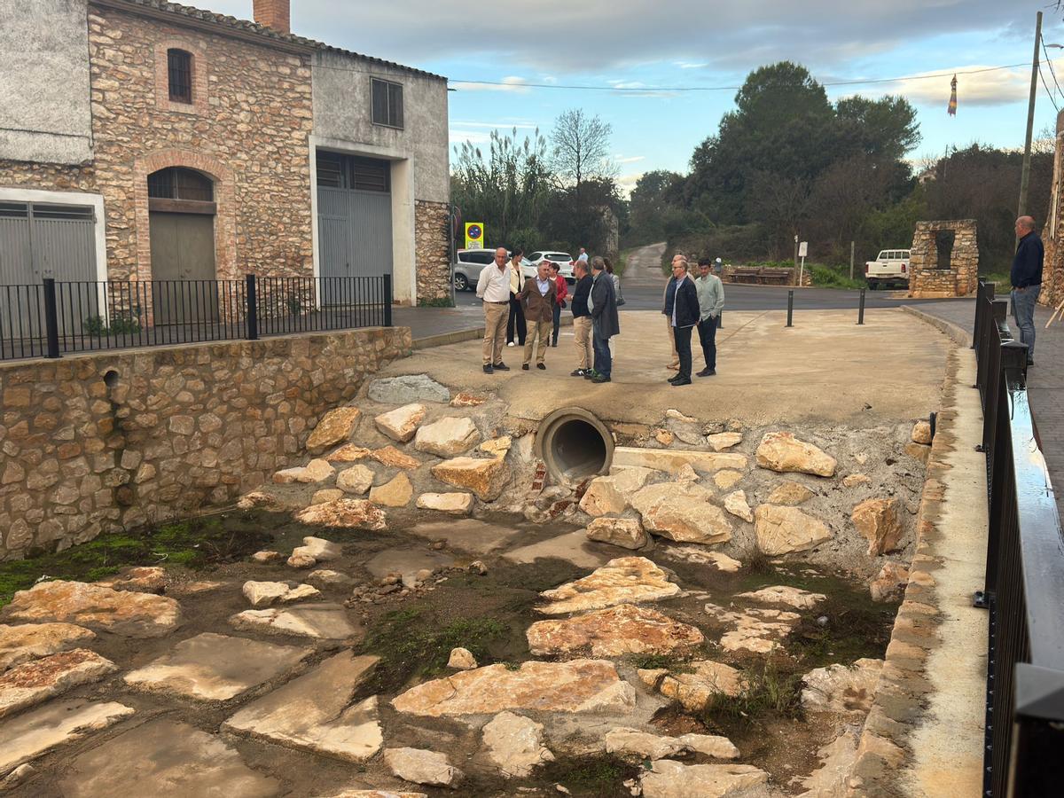 El conseller Barrachina durate su visita a Benlloc.