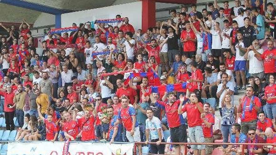 Aficionados de la UD Ourense en el estadio de O Couto. // I. Osorio