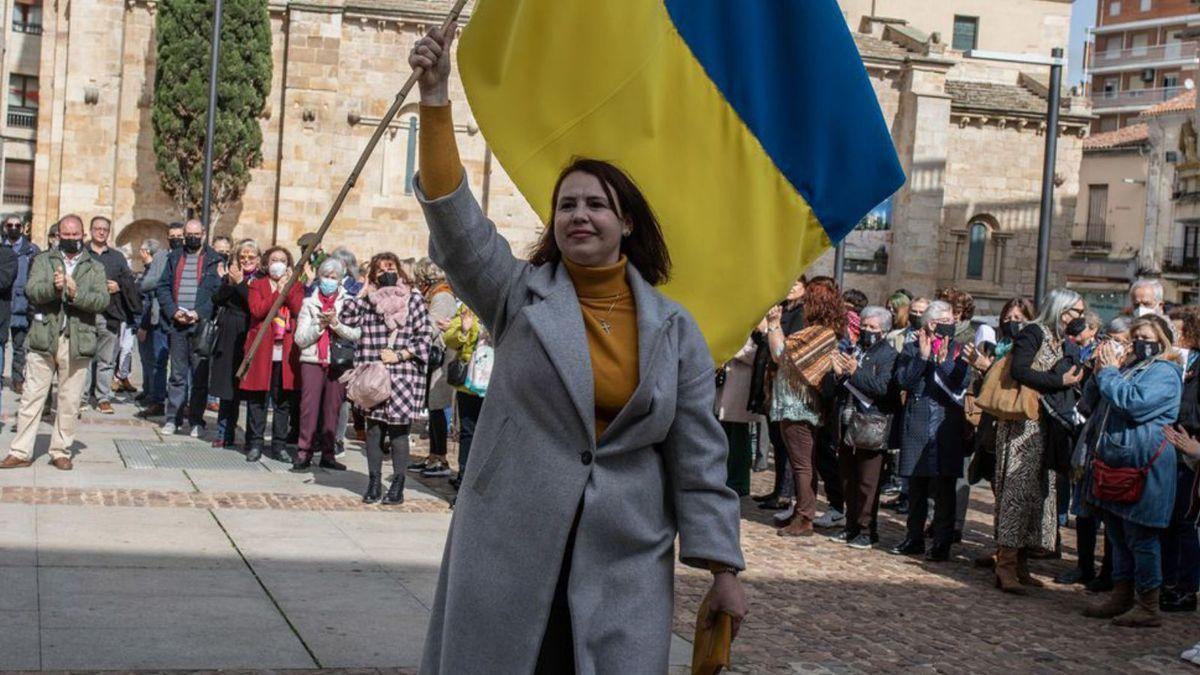 Una ucraniana con la bandera de su país en un acto en el centro de Zamora