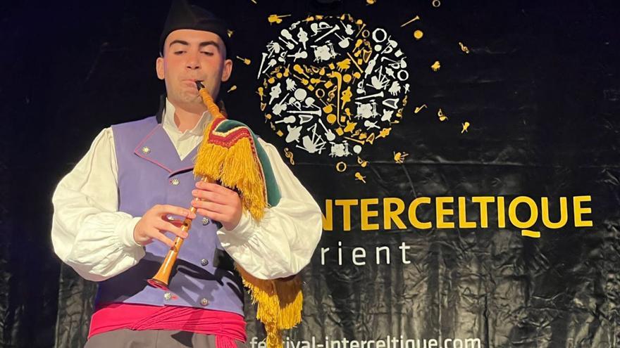 El gaitero Jaime Álvarez, actuando en el Festival Intercéltico de Lorient. | Delegación asturiana