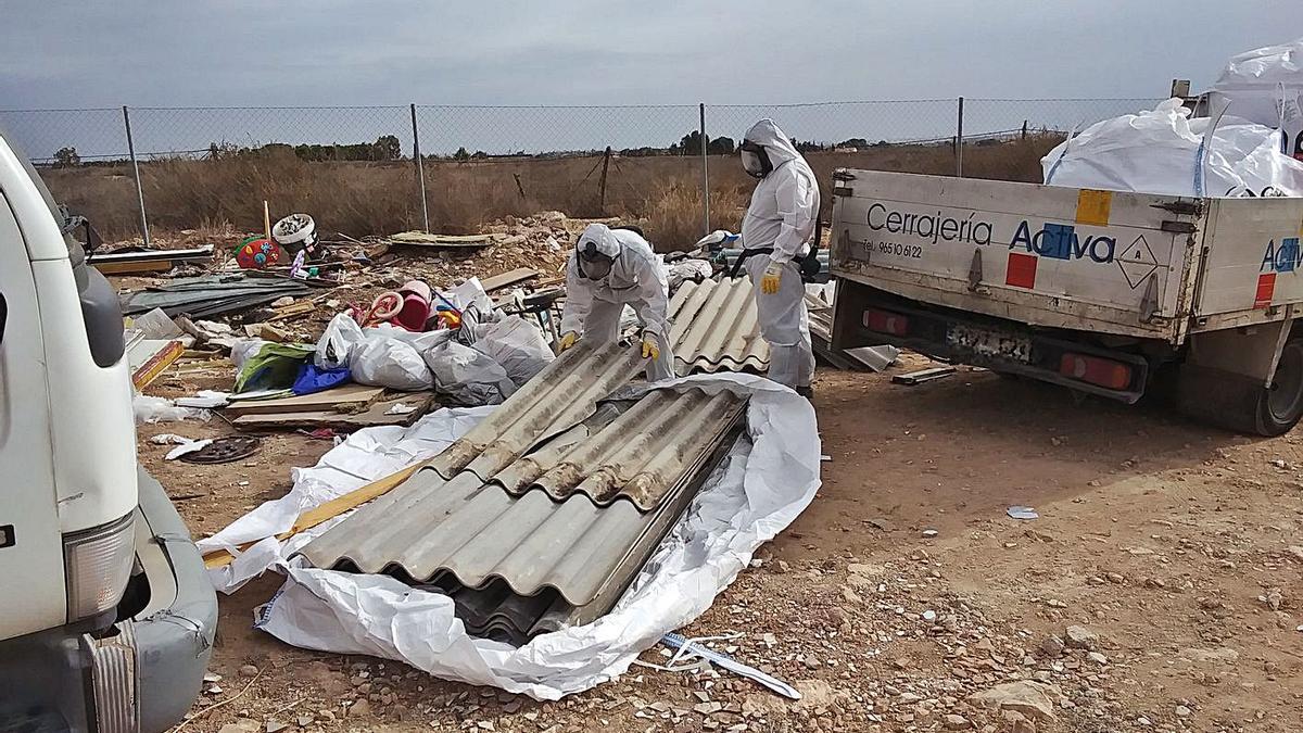 Retirada de parte de los restos de amianto localizados en San Vicente