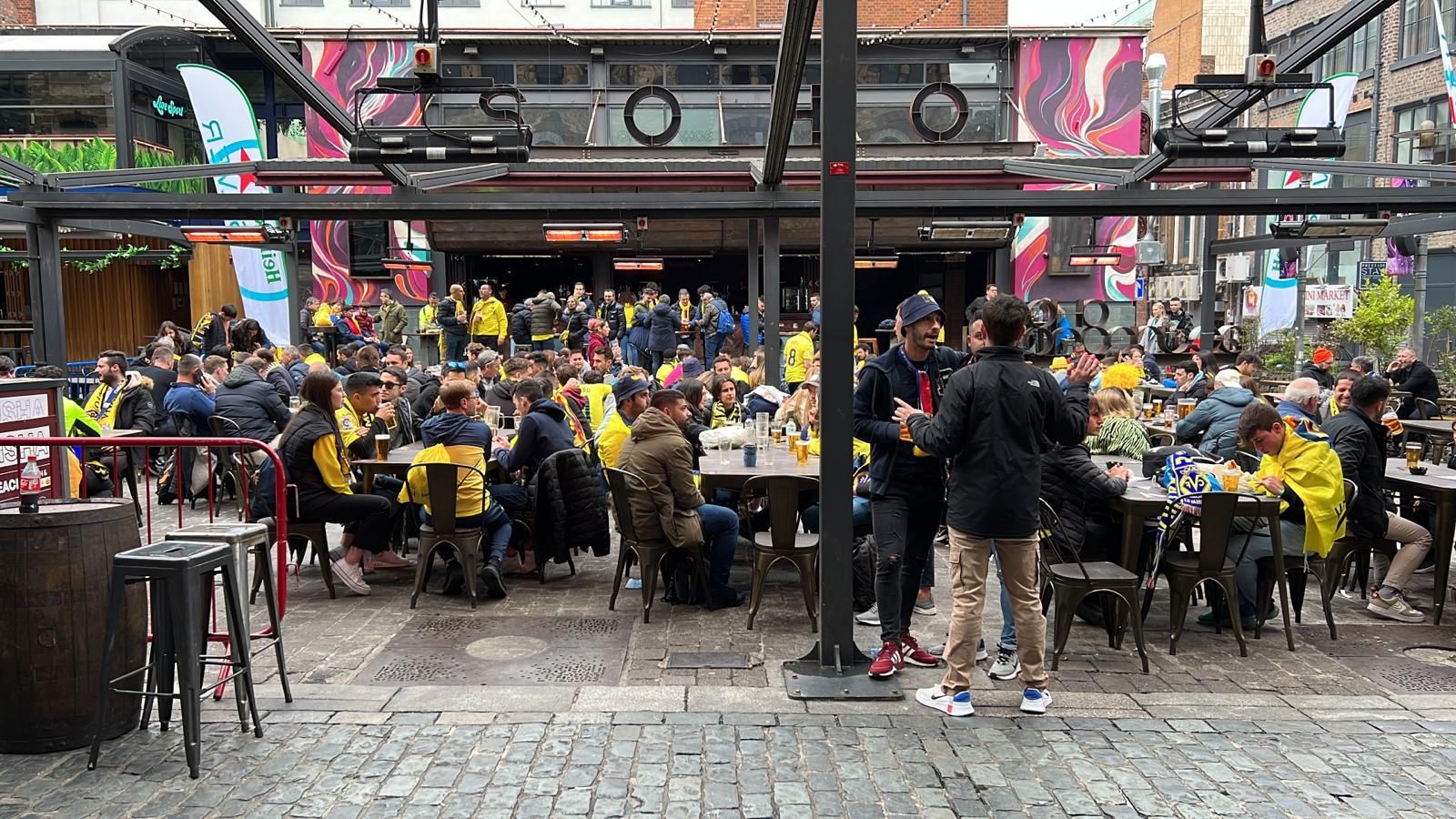 La afición del Villarreal tiñe Liverpool de amarillo