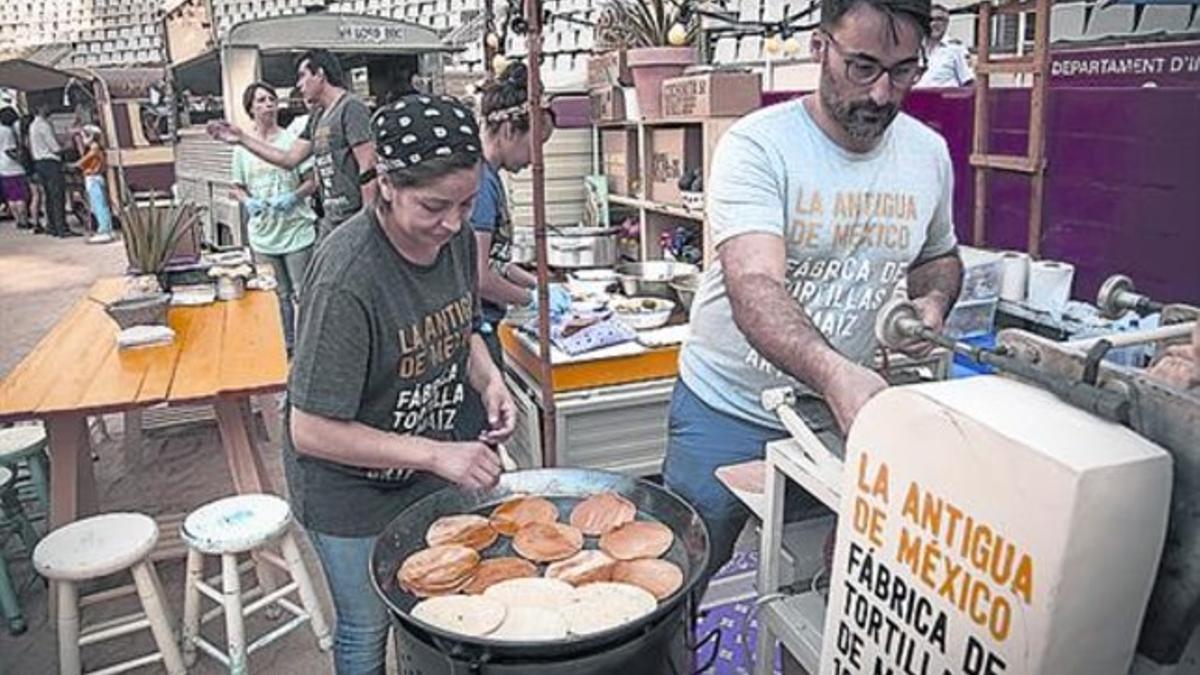 Una parada de comida mexicana especializada en tortillas de maíz.