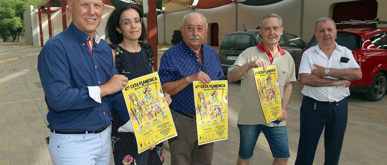 Miguel Sánchez, Marisol Rey, Salvador Córdoba, Luis Pérez y Francisco Ruiz muestran el cartel en Envidarte.