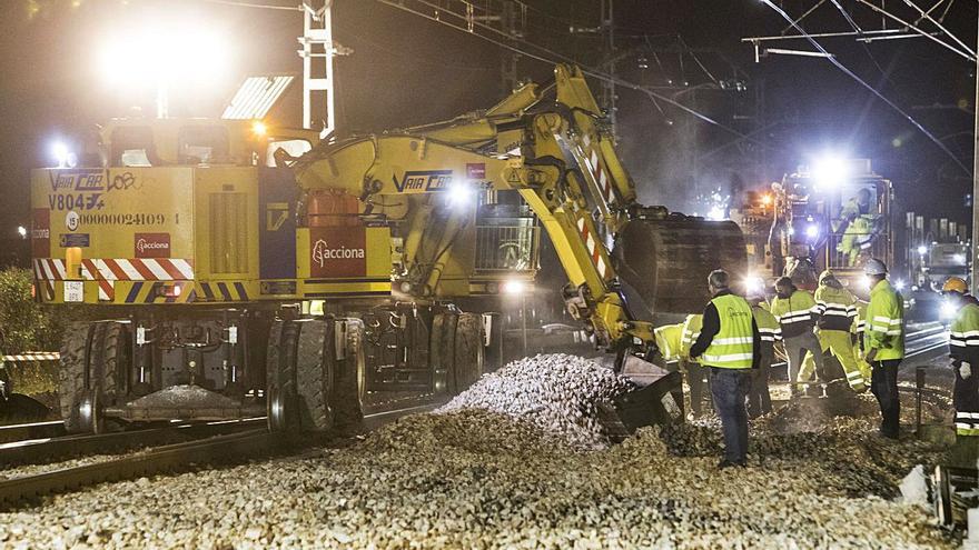 Obras para instalar el tercer carril en el tramo del corredor mediterráneo de Massalfassar. | FERNANDO BUSTAMANTE