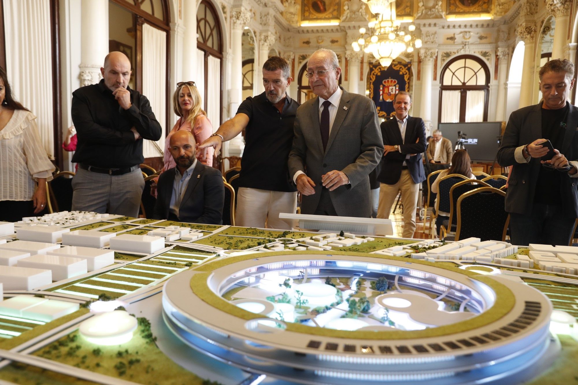 Banderas presenta en el Ayuntamiento de Málaga un nuevo centro de formación de técnicos