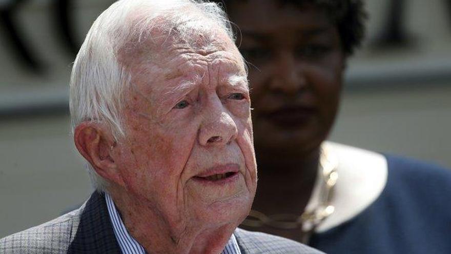 El expresidente Jimmy Carter se rompió la cadera y es sometido a cirugía