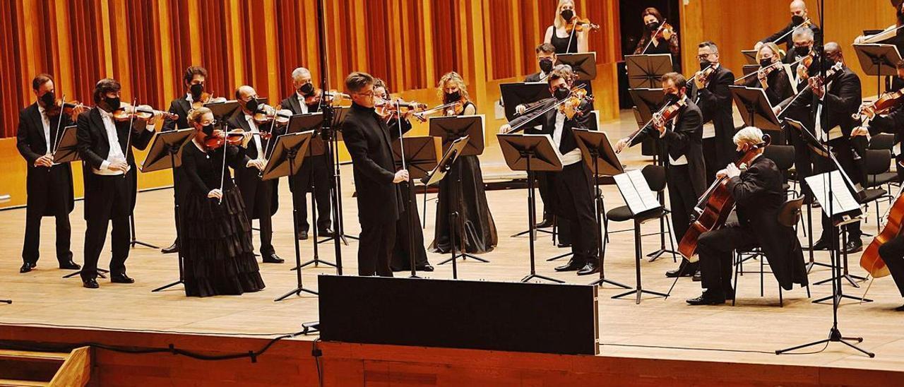 Roman Simovic, al violín, lidera a la OSPA durante la interpretación de la obra de Vaugham-Williams, ayer. | Miki López