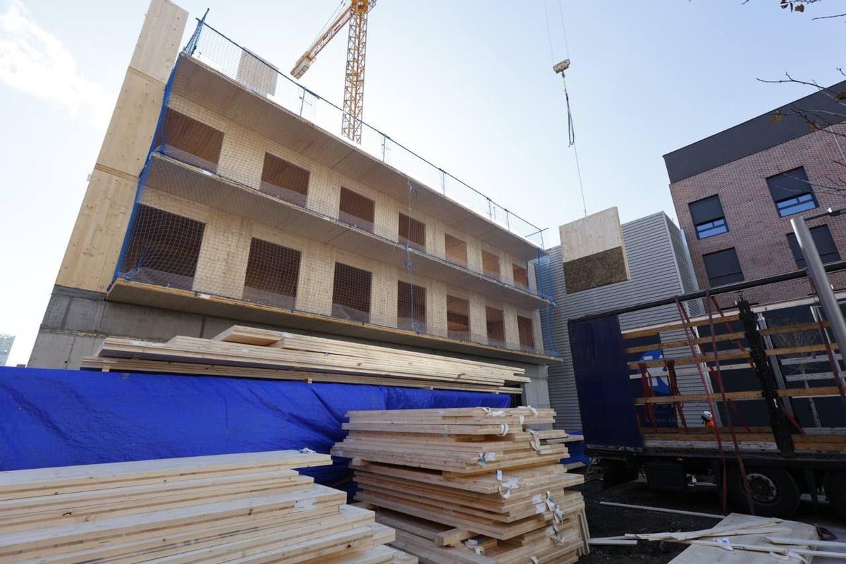 Barcelona avança en la construcció d’un edifici de fusta amb 42 vivendes públiques a Sant Martí