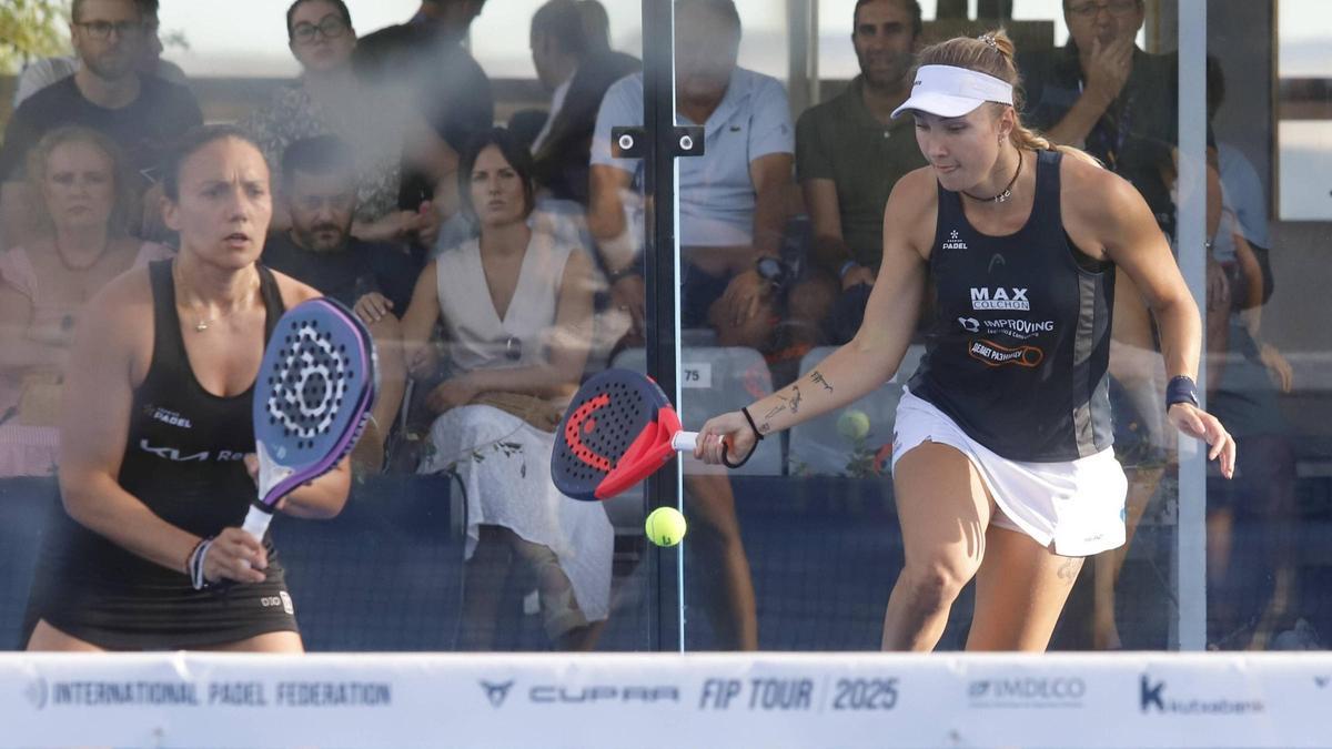 Una jugada de un partido de pádel femenino celebrado en Córdoba.