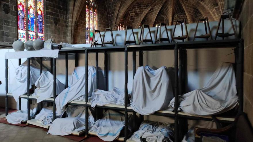 Las piezas del nacimiento, tapadas con telas en una estantería de la iglesia. | CONSELL