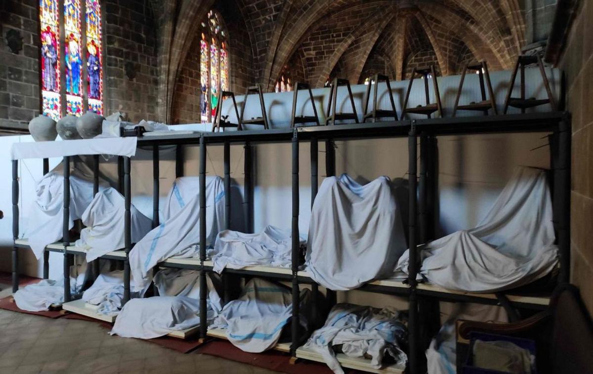 Las piezas del nacimiento, tapadas con telas en una estantería de la iglesia. | CONSELL